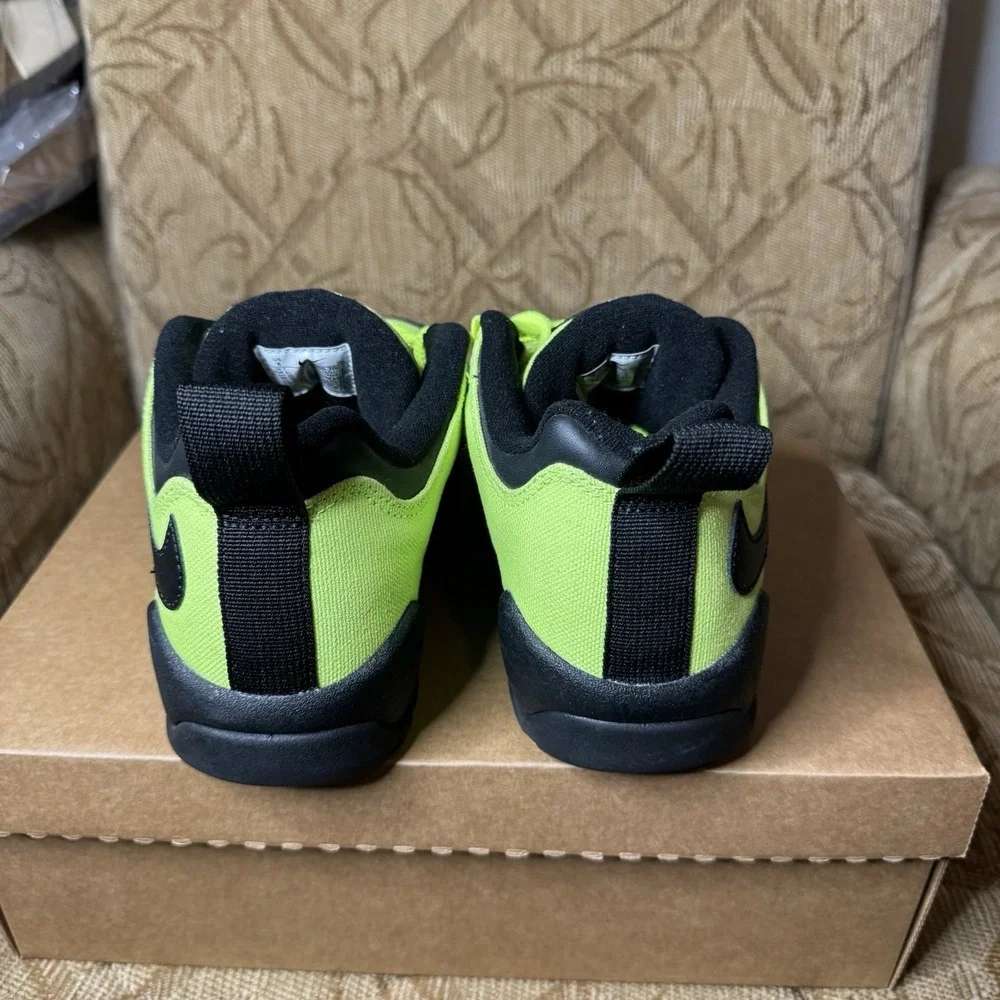FQ3000-700 Supreme Nike SB Darwin‎ Low Green Volt Black White Fluorescent Size 8